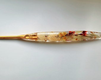 Schöne echte Trockenblumen in Resin mit Gold Flocken Häkelnadel