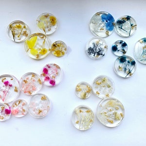 10 splendidi bottoni in resina fatti a mano con fiori veri. Una bellissima aggiunta alle tue creazioni, scegli il tuo colore