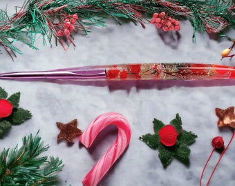 Christmas Wishes Crochet Hook, real dried flowers in Resin Crochet Hook with gold flakes and real flowers inside