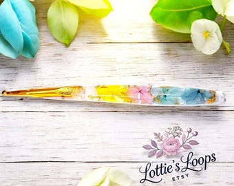 Palette de pétales - Crochet en résine pastel avec fleurs - Crochet ergonomique fait main - Cadeau pour crocheteurs