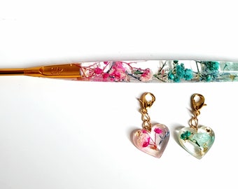 Beautiful real dried flowers in Resin Crochet Hook with gold flakes, 2 free matching stitch markers