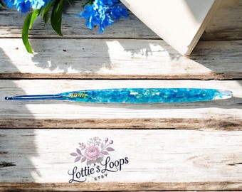 Aguja de crochet azul iridiscente: Resina hecha a mano Arctic Lumina