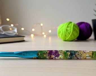 JOKERS FLORA FORGE, Stunning Green and Purple real flowers inside clear crochet hook with gold flakes