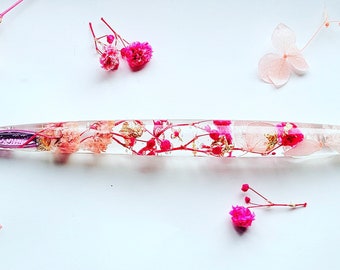 Oriental style crochet hook made with gold flakes and real flowers