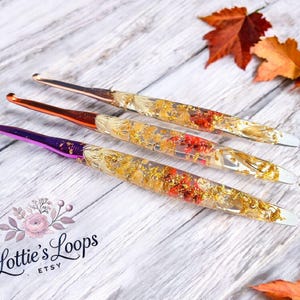 AUTUMN BLOSSOM WEAVER, Autumn/fall style Beautiful real dried flowers in Resin Crochet Hook with gold flakes