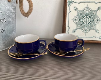 2 tasses à expresso et soucoupes Apilco bleu et or, tasses à café cognac Martell, articles de café/bistrot français