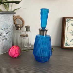 Impressionante frasco de perfume de vidro azul francês, vidro Hobnail, peça de declaração, frasco de penteadeira