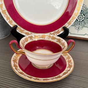Nedsatt pris! 1 x Wedgwood, Whitehall Powder Ruby, Cream Soup Cup and Saucer Set, 8 tillgängliga