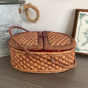 Sweet Vintage Sewing box, The People’s Republic of China, Hand Woven Raffia Needlework Box