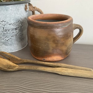 May include: A set of wooden salad servers, a brown ceramic pot with a handle, and a metal bucket with the text "Belle Jardiniere 2, Rue du Pont-Neuf" printed on the side.