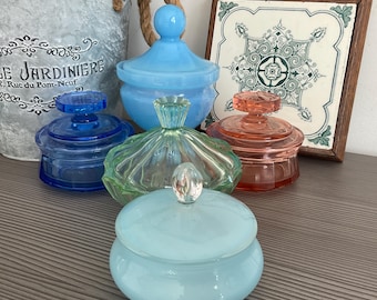 Sammlung von 5 x französischen Eitelkeitsgläsern, Deckelschalen,