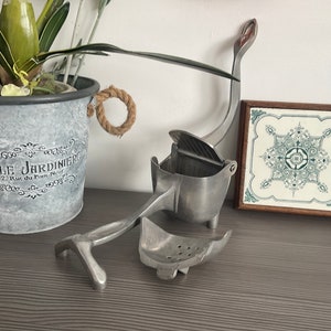 Vintage Aluminum Manual Juicer with Strainer, Citrus Fruit Squeezer, Kitchenalia Made in Taiwan