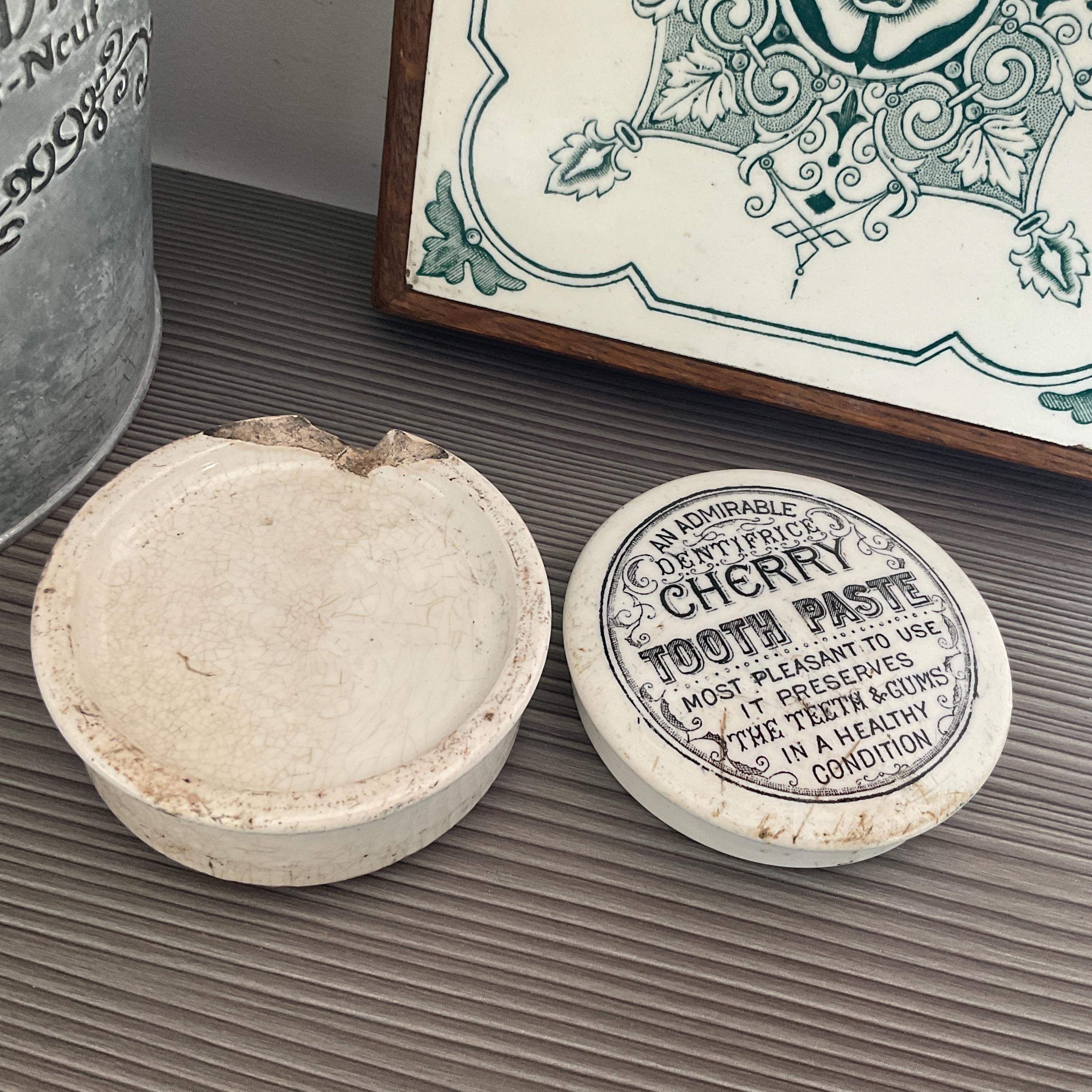 アンティークチェリーの歯磨き粉容器：ビクトリア朝の転写陶器の広告