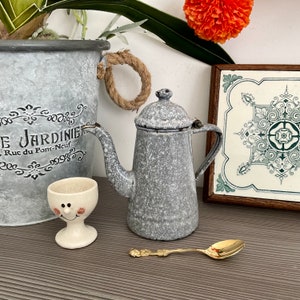 Petite cafetière vintage en émail, carafe à dessus de cuisinière grise mouchetée, décoration de cuisine de ferme, pot de camping