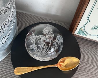 Pisapapeles de cardo de cristal de Edimburgo, firmado.