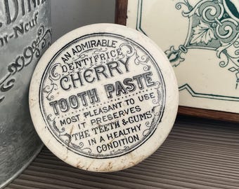 アンティークチェリーの歯磨き粉容器：ビクトリア朝の転写陶器の広告