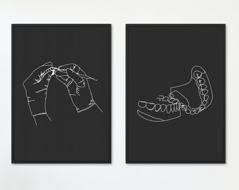 Könnte beinhalten: Zwei Schwarz-Weiß-Linienzeichnungen auf schwarzem Hintergrund. Die erste Illustration zeigt ein Paar Hände, die Zahnseide halten. Die zweite Illustration zeigt einen Satz Zähne.