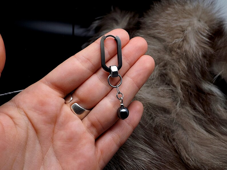 Mono-boucle d'oreille viking HÆNDUN en acier inoxydable, pièce unique de la collection SELBST, avec boulons et pierre hématite image 9