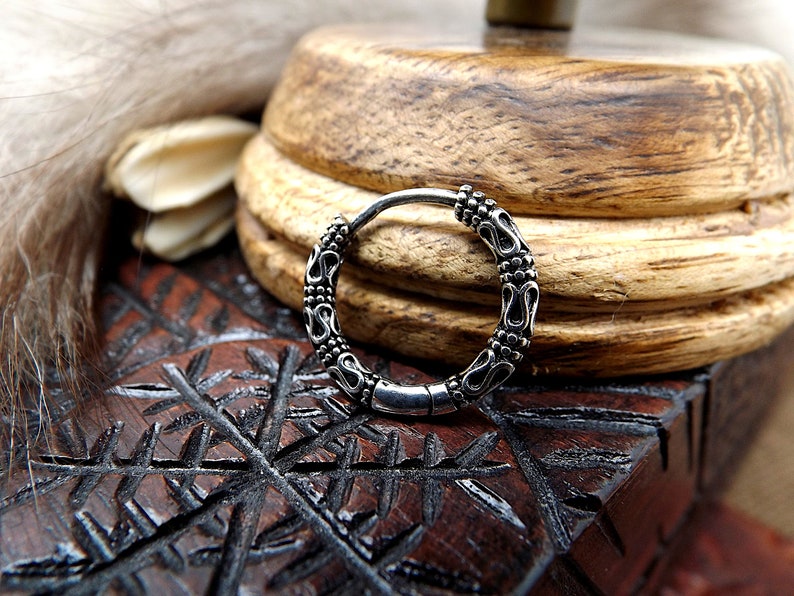 mono boucle d'oreille, créole style viking de couleur argent, métal léger image 6