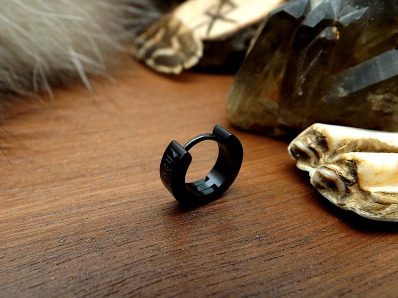 Boucle d'oreille viking en acier inoxydable avec runes du Futhark, couleur noire image 4