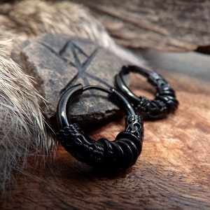 Pendientes de aro estilo vikingo en acero inoxidable negro con cuentas de metal imagen 2