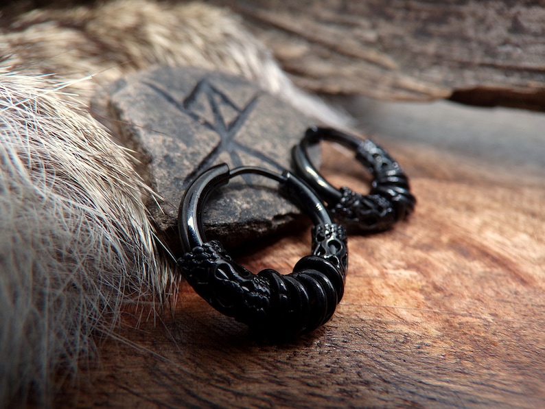 Pendientes de aro estilo vikingo en acero inoxidable negro con cuentas de metal imagen 2