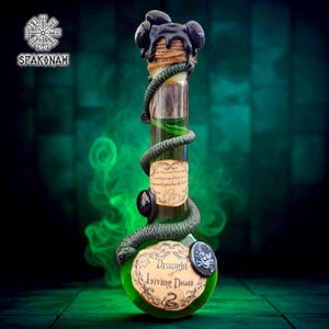 Puede incluir: Una botella de vidrio decorativa llena de líquido verde, con una serpiente verde oscuro enrollada alrededor. La botella tiene un tapón de corcho con detalles negros y una etiqueta que dice "Draught of Living Death."