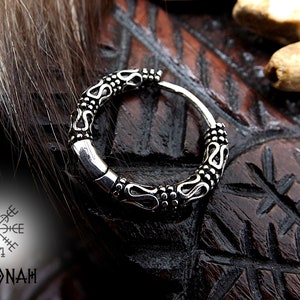 mono boucle d'oreille, créole style viking de couleur argent, métal léger image 1