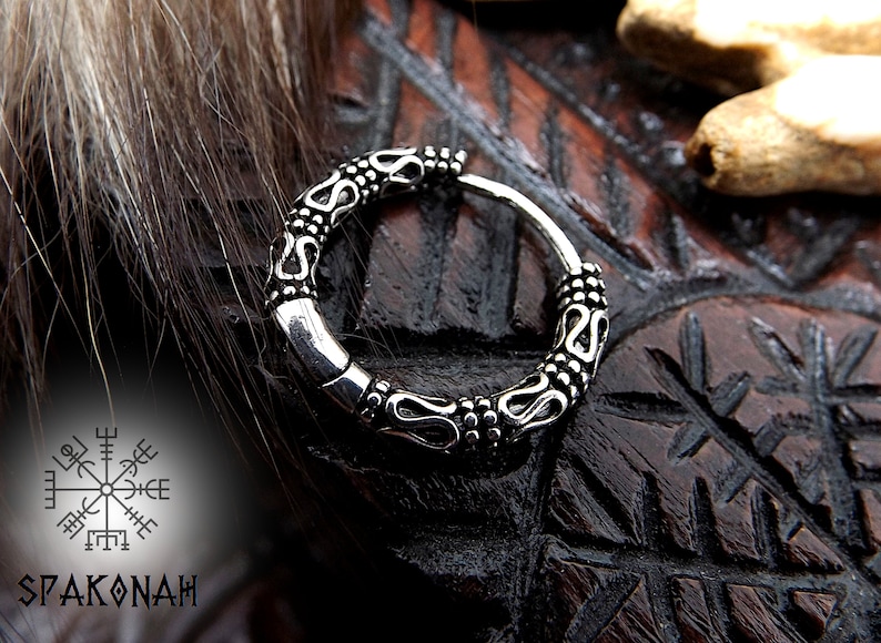 mono boucle d'oreille, créole style viking de couleur argent, métal léger image 1