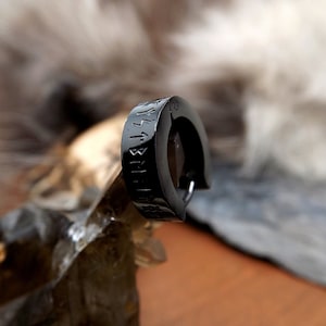 Boucle d'oreille viking en acier inoxydable avec runes du Futhark, couleur noire image 2