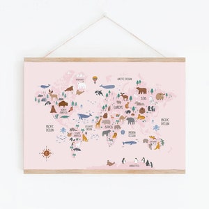 Peut inclure: Une carte du monde rose avec des animaux illustr&eacute;s de diff&eacute;rents continents. La carte comprend les noms des continents et des oc&eacute;ans. La carte est encadr&eacute;e d'un cadre en bois brun clair.