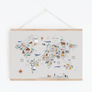 Peut inclure: Une carte du monde color&eacute;e avec des animaux de diff&eacute;rents continents. La carte est imprim&eacute;e sur un fond gris clair et encadr&eacute;e d'un cadre en bois clair. La carte comprend les noms des continents et des oc&eacute;ans.