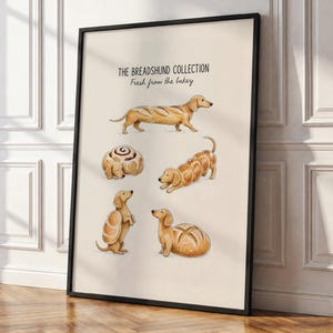 Puede incluir: Una lámina enmarcada titulada The Breadshund Collection Fresh from the bakery, que presenta cinco ilustraciones de perros salchicha con formas de diversos productos de panadería, incluyendo una baguette, un rollo de canela y un pan redondo.
