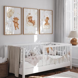 K&ouml;nnte beinhalten: Drei gerahmte Kunstdrucke mit Aquarellillustrationen von Highland-K&uuml;hen, ideal f&uuml;r ein Kinderzimmer. Eine Kuh h&auml;lt Ballons, eine andere ruht auf einem Mond, und die dritte sitzt auf einer Wolke. Die Rahmen sind aus Holz.