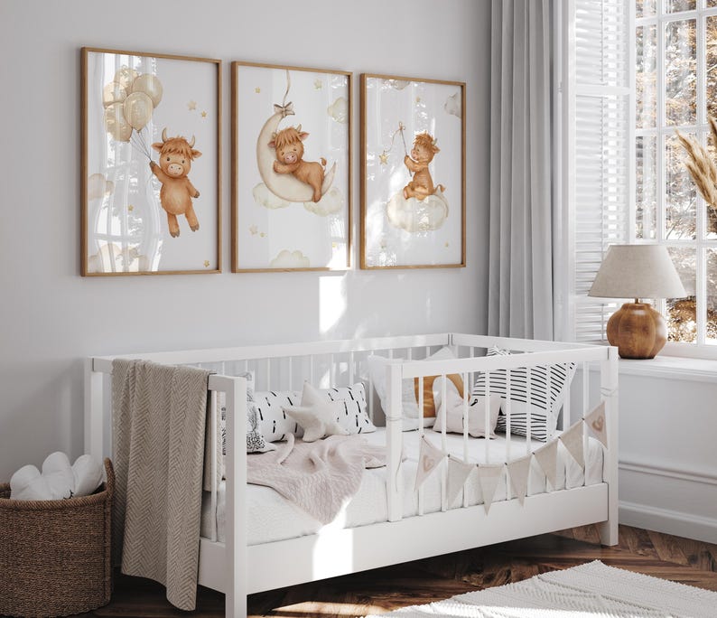 K&ouml;nnte beinhalten: Drei gerahmte Kunstdrucke mit Aquarellillustrationen von Highland-K&uuml;hen, ideal f&uuml;r ein Kinderzimmer. Eine Kuh h&auml;lt Ballons, eine andere ruht auf einem Mond, und die dritte sitzt auf einer Wolke. Die Rahmen sind aus Holz.