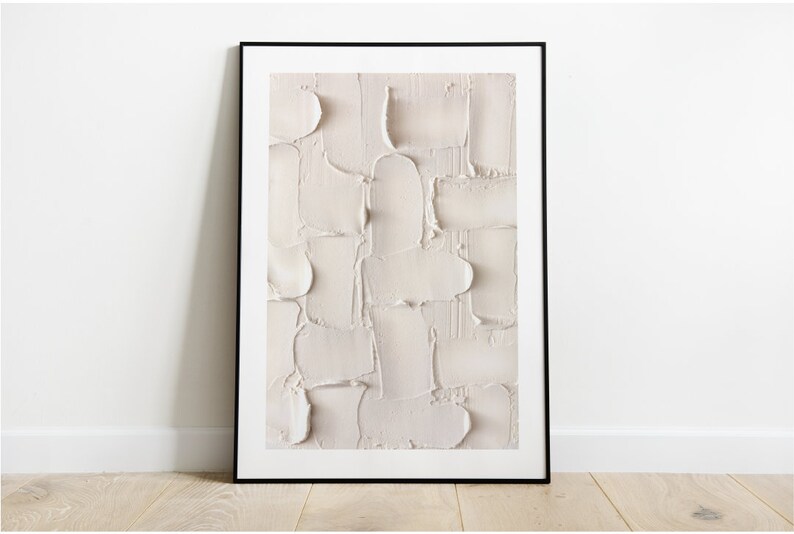 Peut inclure: Une impression d'art abstrait encadr&eacute;e avec un fond blanc textur&eacute;. L'impression pr&eacute;sente un motif de formes arrondies en relief.
