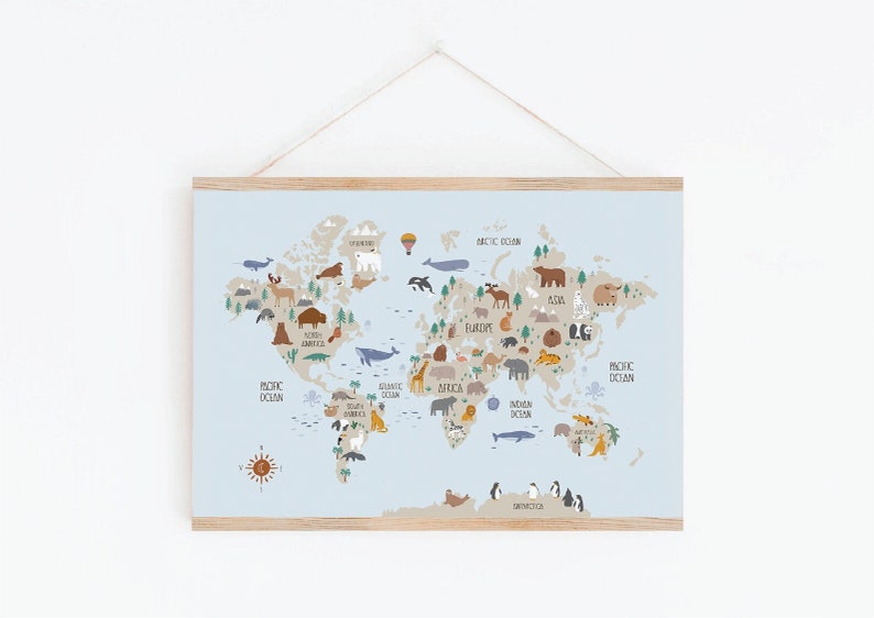 Peut inclure: Une carte du monde bleu clair avec un contour brun et divers animaux repr&eacute;sentant chaque continent. La carte comprend les noms des continents et des oc&eacute;ans.