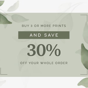 Peut inclure: Une annonce de vente verte et blanche avec des branches feuillues sur les c&ocirc;t&eacute;s. Le texte indique "ACHETEZ 3 IMPRESSIONS OU PLUS ET &Eacute;CONOMISEZ 30% SUR TOUTE VOTRE COMMANDE."