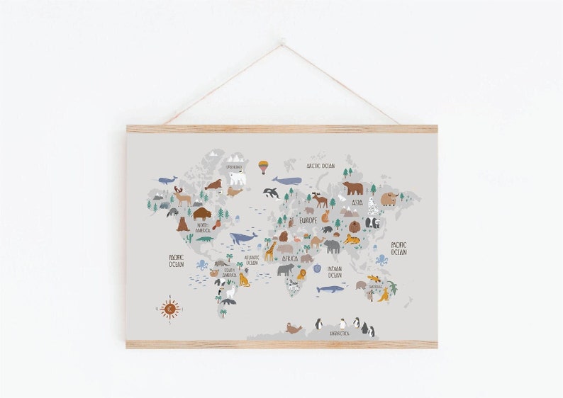 Peut inclure: Une carte du monde color&eacute;e avec des animaux de diff&eacute;rents continents. La carte est imprim&eacute;e sur un fond gris clair et encadr&eacute;e d'un cadre en bois clair. La carte comprend les noms des continents et des oc&eacute;ans.