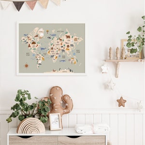 Peut inclure: Une carte du monde encadr&eacute;e avec un fond vert clair et un contour beige. La carte pr&eacute;sente des illustrations d'animaux de diff&eacute;rents continents, notamment un ours polaire, un pingouin, une girafe, un lion et un singe. La carte est entour&eacute;e d'un cadre blanc.