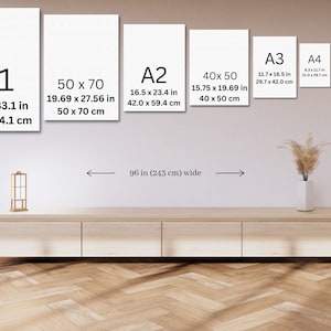 Pode incluir: Exibi&ccedil;&atilde;o de impress&otilde;es art&iacute;sticas de v&aacute;rios tamanhos, incluindo A1 (59,4 x 84,1 cm), 50 x 70 (50 x 70 cm), A2 (42,0 x 59,4 cm), 40 x 50 (40 x 50 cm), A3 (29,7 x 42,0 cm), A4 (21,0 x 29,7 cm), 8 x 10 e 5 x 7. As impress&otilde;es s&atilde;o exibidas acima de um arm&aacute;rio de madeira clara, com uma largura de 243 cm.