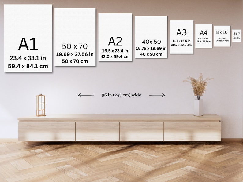 Pode incluir: Exibi&ccedil;&atilde;o de impress&otilde;es art&iacute;sticas de v&aacute;rios tamanhos, incluindo A1 (59,4 x 84,1 cm), 50 x 70 (50 x 70 cm), A2 (42,0 x 59,4 cm), 40 x 50 (40 x 50 cm), A3 (29,7 x 42,0 cm), A4 (21,0 x 29,7 cm), 8 x 10 e 5 x 7. As impress&otilde;es s&atilde;o exibidas acima de um arm&aacute;rio de madeira clara, com uma largura de 243 cm.