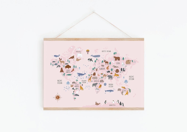 Peut inclure: Une carte du monde rose avec des animaux illustr&eacute;s de diff&eacute;rents continents. La carte comprend les noms des continents et des oc&eacute;ans. La carte est encadr&eacute;e d'un cadre en bois brun clair.