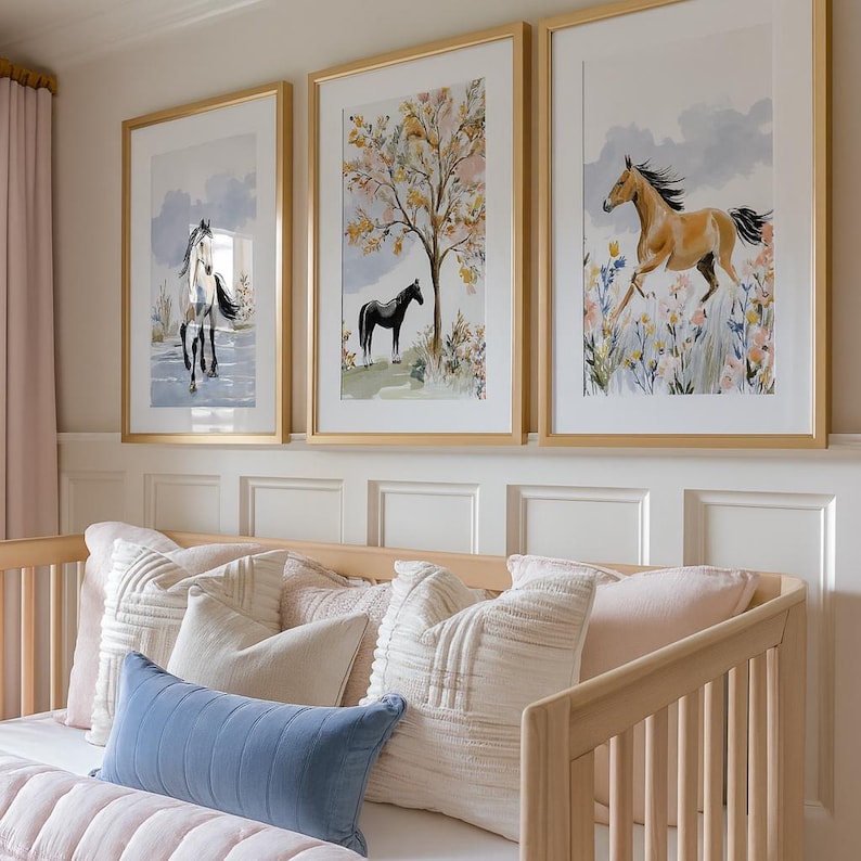 Pode incluir: Tr&ecirc;s impress&otilde;es em aquarela emolduradas de cavalos em um quarto. As impress&otilde;es apresentam cavalos em v&aacute;rios ambientes, incluindo um cavalo correndo em um campo de flores. As molduras s&atilde;o douradas e a obra de arte &eacute; montada acima de um ber&ccedil;o com travesseiros.