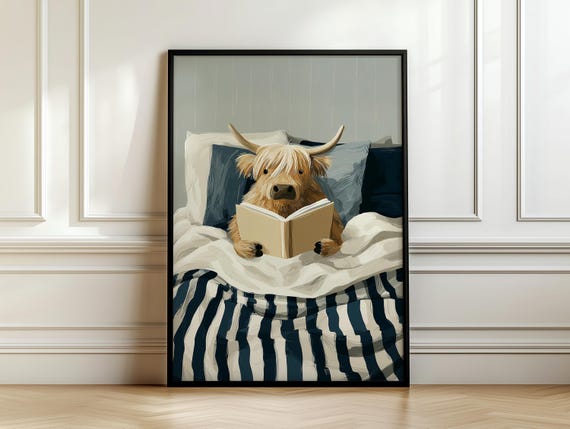 Highland Cow Wall Art Print – Cozy Reading Cow Poster, Farmhouse Animal Décor, Book Lover Gift, Bedroom Artwork