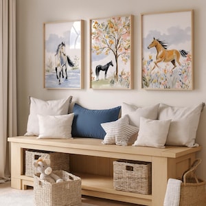 Pode incluir: Tr&ecirc;s impress&otilde;es em aquarela emolduradas de cavalos em uma sala clara. A obra de arte apresenta um cavalo correndo, um cavalo perto de uma &aacute;rvore e um cavalo em um riacho. A sala inclui um banco de madeira com travesseiros e cestas.