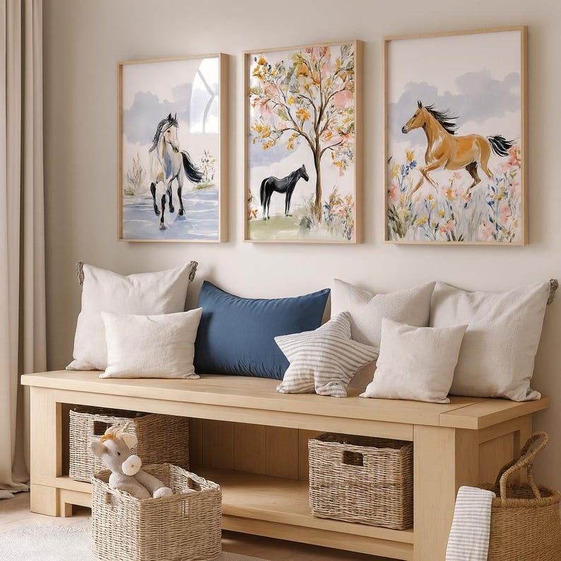 Pode incluir: Tr&ecirc;s impress&otilde;es em aquarela emolduradas de cavalos em uma sala clara. A obra de arte apresenta um cavalo correndo, um cavalo perto de uma &aacute;rvore e um cavalo em um riacho. A sala inclui um banco de madeira com travesseiros e cestas.