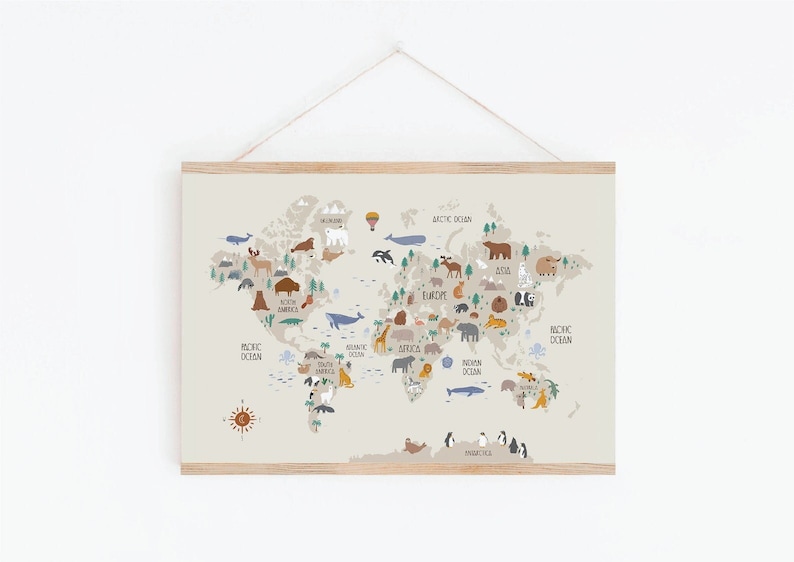 Peut inclure: Une carte du monde beige avec un cadre en bois brun clair. La carte pr&eacute;sente divers animaux de diff&eacute;rents continents, notamment un ours polaire, une girafe, un lion, un pingouin et un &eacute;l&eacute;phant. Les oc&eacute;ans sont &eacute;tiquet&eacute;s en texte bleu.