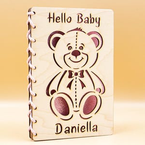 Carte d'arrivée de bébé | Félicitations pour le nouveau-né | Carte en bois de bienvenue de bébé | Carte de fête de naissance | Ours nouveau bébé | Garçon Fille | Rose Bleu Bébé