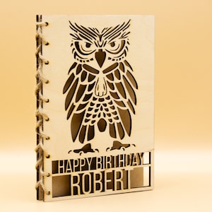 d'anniversaire personnalisée en bois avec une chouette | Message gravé | Carte d'anniversaire en bois haut de gamme | Carte d'anniversaire Smarties | Personnaliser | Carte Hibou